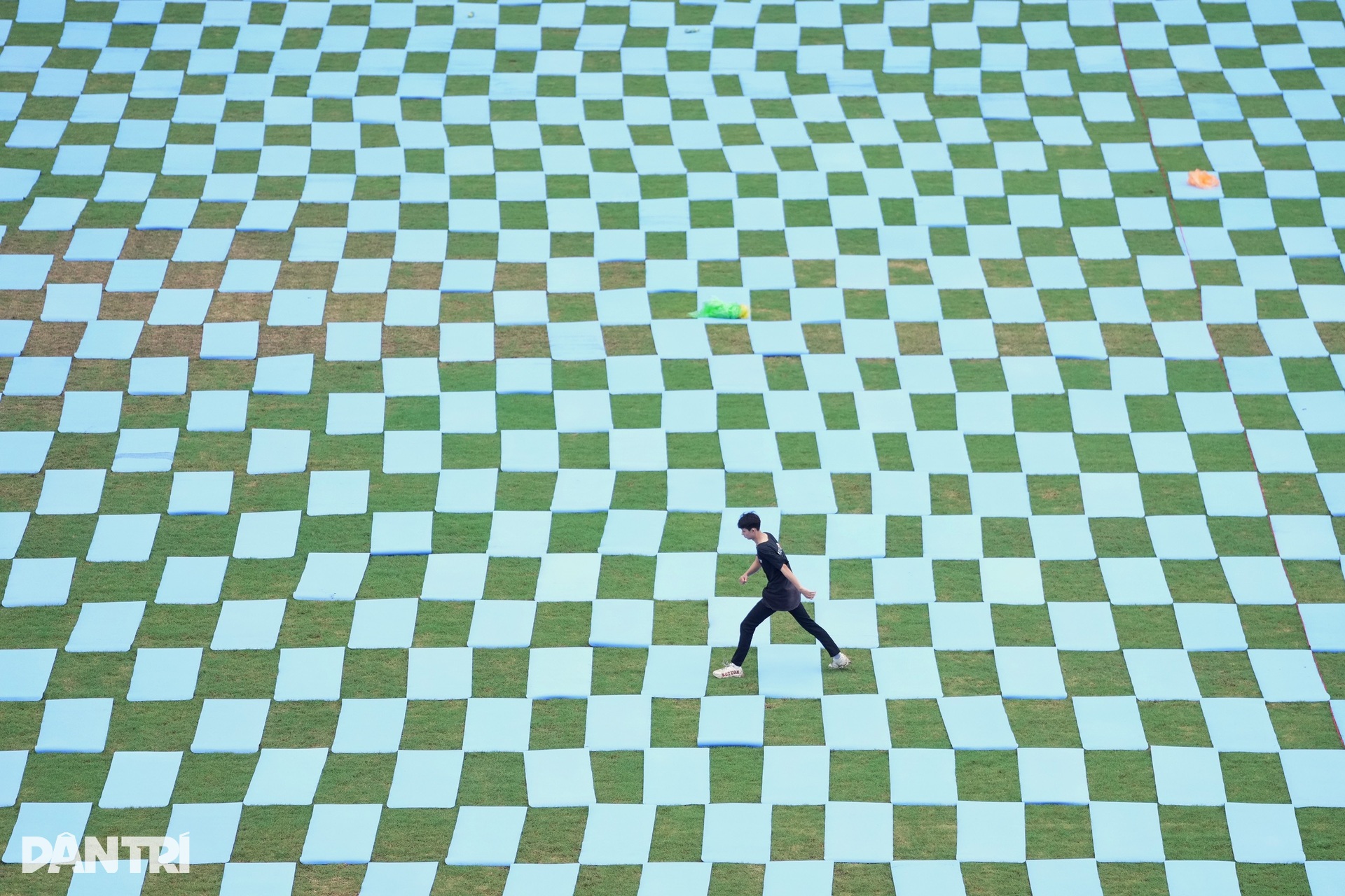 5.000 thảm tập yoga phủ kín SVĐ Mỹ Đình, sẵn sàng lập kỷ lục đồng diễn yoga - 7 5.000 thảm tập yoga phủ kín SVĐ Mỹ Đình, sẵn sàng lập kỷ lục đồng diễn yoga - 7