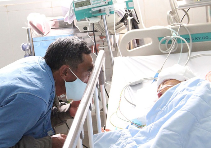 Bộ trưởng Bộ Lao Động - Thương Binh và Xã hội gửi quà cho cháu bé 5 tuổi bị cha bạo hành - Ảnh 2. Bộ trưởng Bộ Lao Động - Thương Binh và Xã hội gửi quà cho cháu bé 5 tuổi bị cha bạo hành - Ảnh 2.
