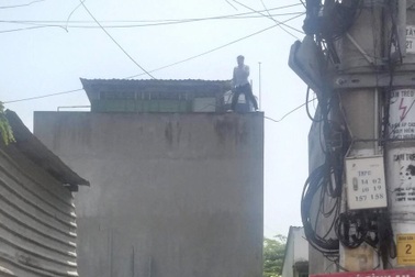 Bắt 2 thanh niên xịt hơi cay vào hình sự đặc nhiệm khi bị truy đuổi