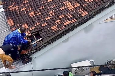 Gỡ mái nhà cứu người mắc kẹt ở tâm lũ miền Trung