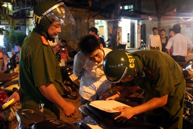 Trắng đêm cùng Công an Hà Nội “dẹp loạn” bãi gửi xe