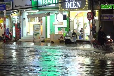 Nhiều tuyến đường ở Cần Thơ mênh mông nước sau mưa lớn