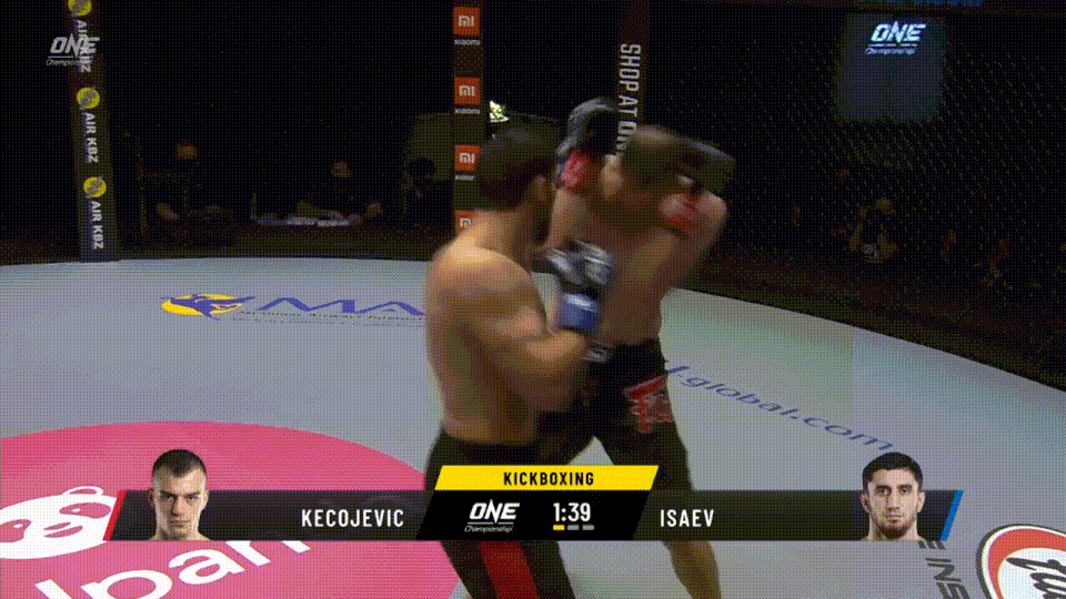 Tung cú đấm cực mạnh, võ sĩ khiến đối thủ bất tỉnh trong một nốt nhạc - 1