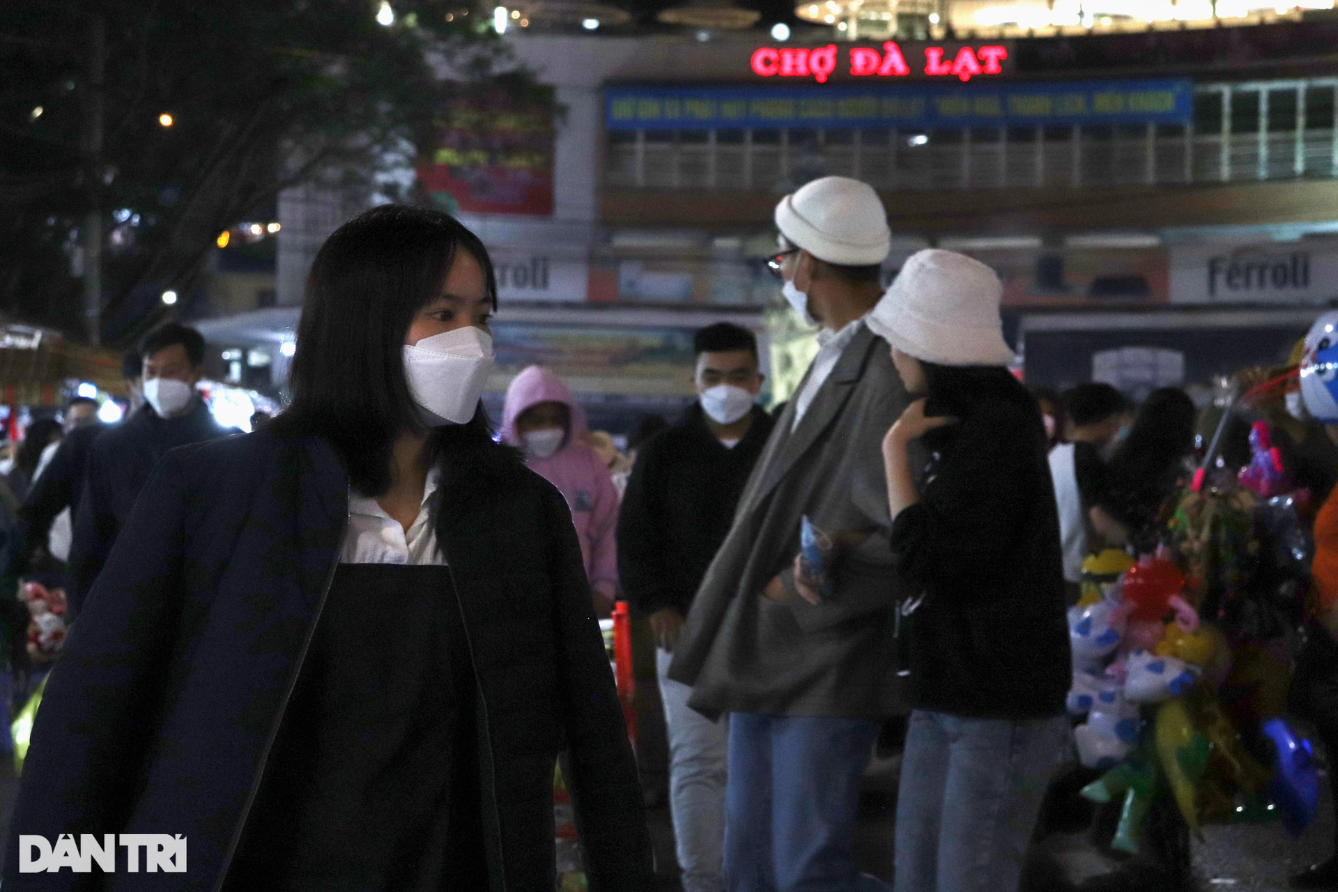 Du khách chen chúc tham quan ở chợ đêm lớn nhất thành phố ngàn hoa - 2 Du khách chen chúc tham quan ở chợ đêm lớn nhất thành phố ngàn hoa - 2