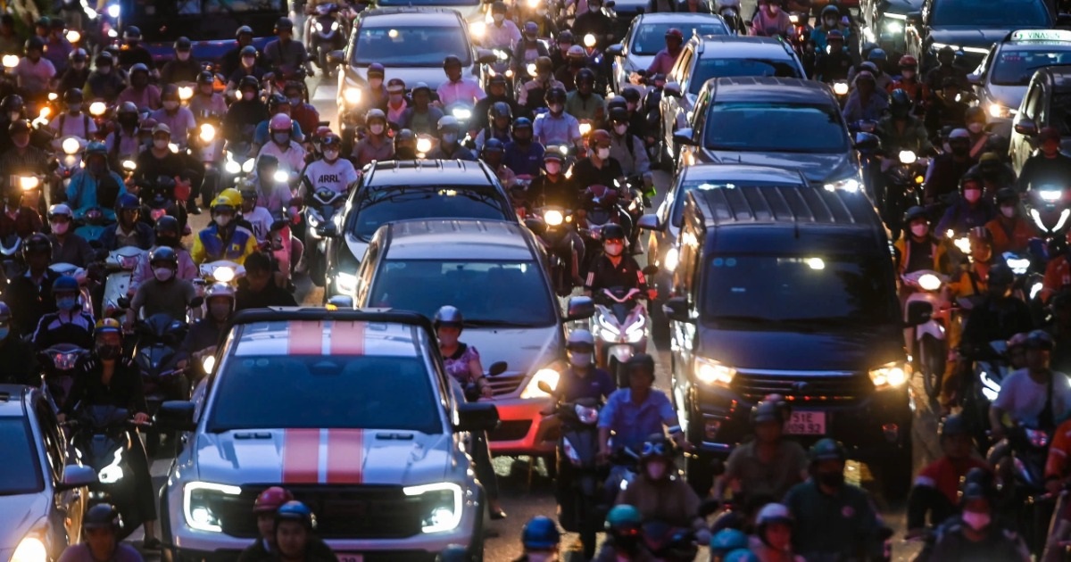 View - Hàng nghìn phương tiện kẹt cứng ở cửa ngõ sân bay Tân Sơn Nhất | Báo Dân trí