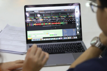 Bản tin trưa 9/6: Cổ phiếu trụ lình xình gây áp lực cho chứng khoán