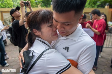 Hà Nội: Phụ huynh oà khóc ôm con trước cổng trường