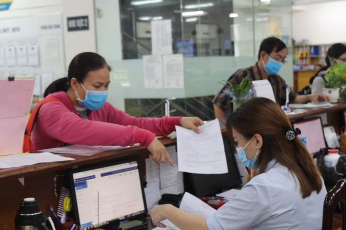 Người dân ở TP Thủ Đức nộp hồ sơ liên quan đến BHXH.