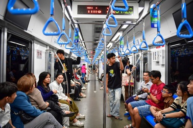Từ “thử cho biết” đến thói quen đi metro ở TPHCM