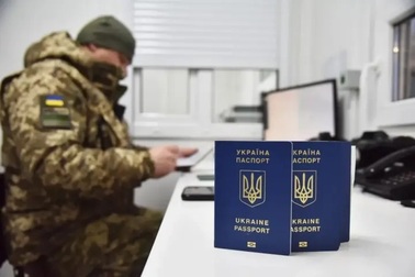 Ukraine bất ngờ nới lỏng lệnh cấm xuất cảnh thời chiến