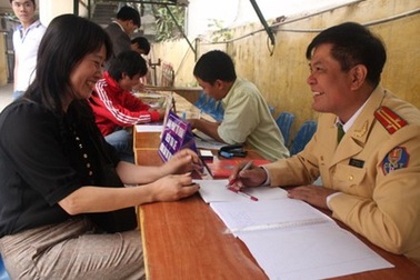 Sang tên xe máy, ôtô cần những giấy tờ gì?