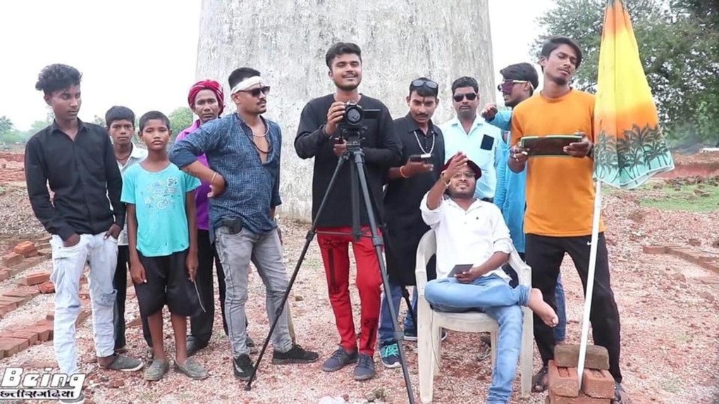 Cả làng cùng nhau đổi đời làm nghề Youtuber cho dễ kiếm tiền - 2 Cả làng cùng nhau đổi đời làm nghề Youtuber cho dễ kiếm tiền - 2
