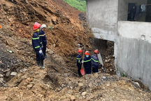 Sạt lở đất trong đêm, cả gia đình 3 người tử vong