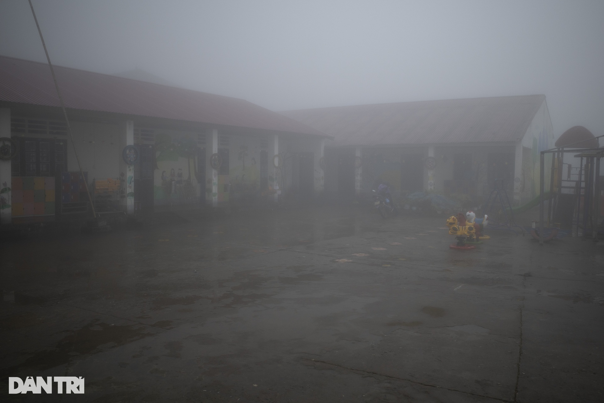 Mây mù phủ kín lối đi tại thôn bản cao nhất Việt Nam - 11