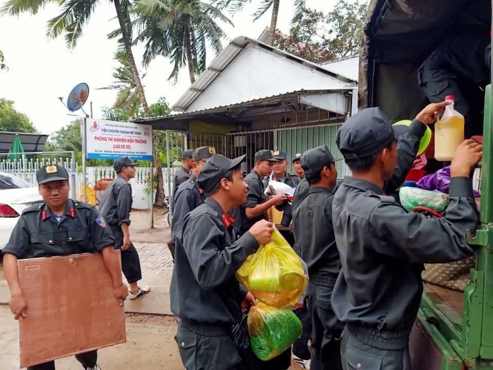 Mưa giông gây hư hỏng nhiều ngôi nhà ở Phú Quốc, 6 tàu cá bị chìm - 3 Mưa giông gây hư hỏng nhiều ngôi nhà ở Phú Quốc, 6 tàu cá bị chìm - 3