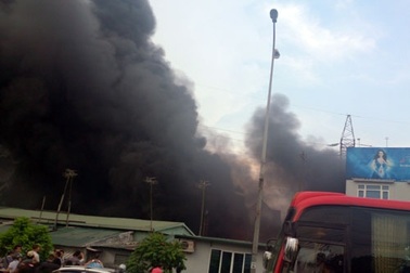 Hà Nội: Hỏa hoạn lớn tại kho hóa chất