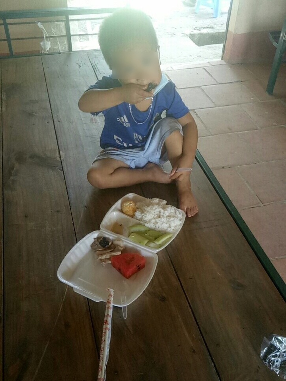 Cả gia đình đều mắc Covid-19, bé 3 tuổi vẫn ngoan ngoãn trong khu cách ly - 3 Cả gia đình đều mắc Covid-19, bé 3 tuổi vẫn ngoan ngoãn trong khu cách ly - 3