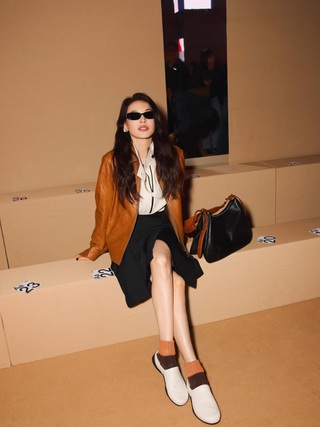 Thư Kỳ tuổi 50: Nhan sắc rực rỡ như bị thời gian bỏ quên - 5