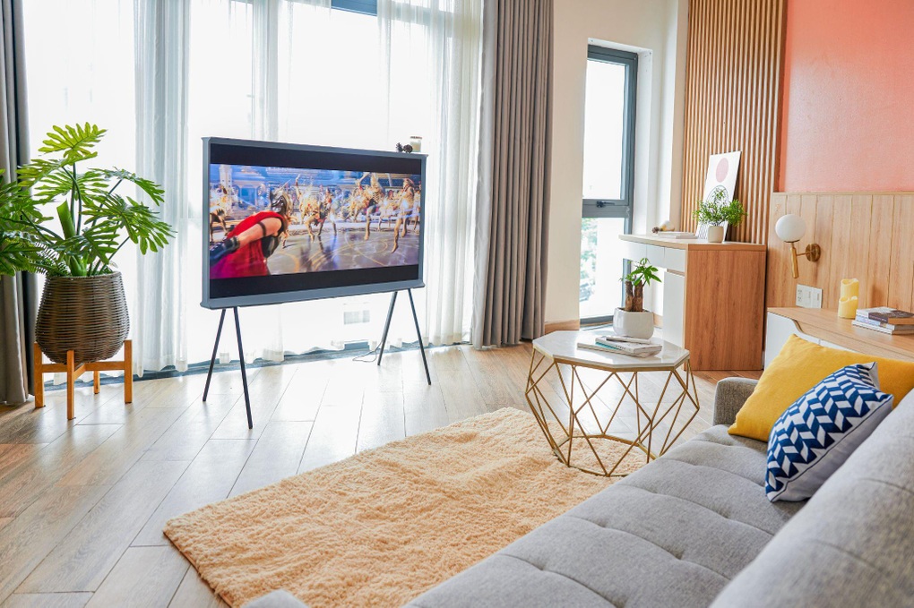 Mở ra không gian màu sắc đương đại với TV The Serif - 1 Mở ra không gian màu sắc đương đại với TV The Serif - 1