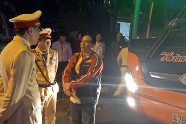 Thót tim cảnh xe chở hàng chục người phóng ẩu, lạng lách trên quốc lộ