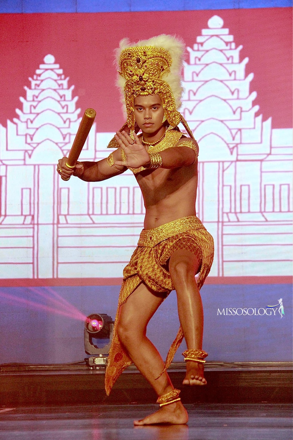 Loạt trang phục kiệm vải gây tranh cãi của thí sinh Nam vương Toàn cầu 2022 - 4