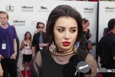 Charli XCX cá tính dự sự kiện