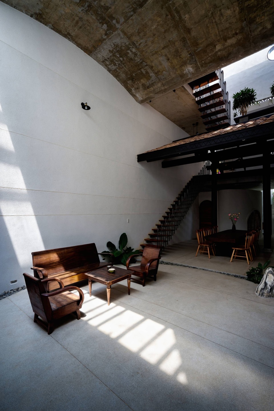 Bất ngờ “nhà chồng nhà” với kiến trúc giao thoa độc đáo ở Bình Dương - 4