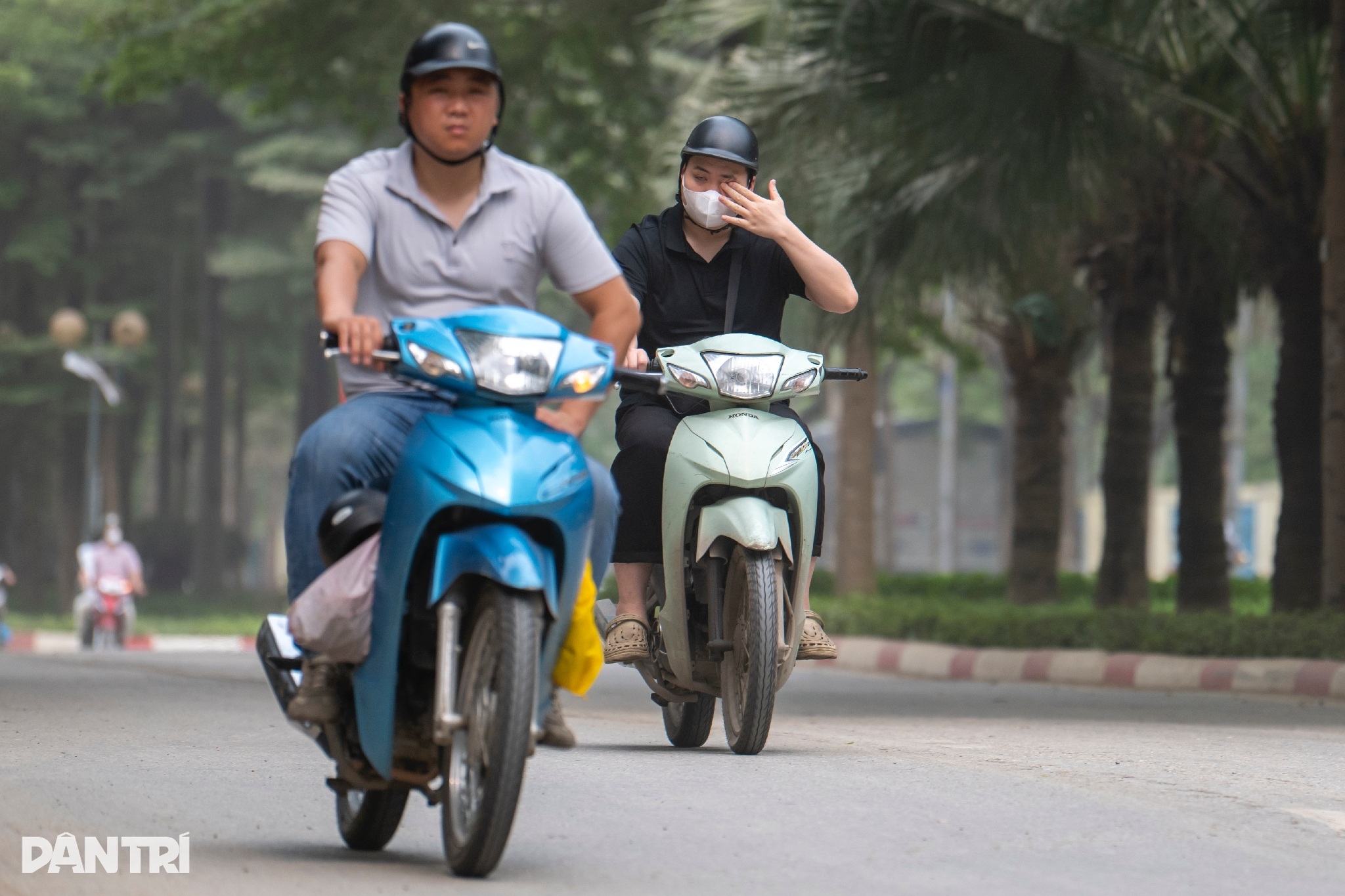 Hà Nội: Người dân “ngộp thở” vì bụi đất mù mịt từ công trình thi công ...