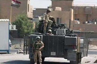 Lính Anh bắt cảnh sát Iraq ở Basra 