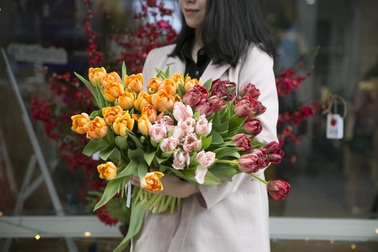 Quyên góp doanh thu bán hoa hàng trăm triệu ủng hộ phòng chống Covid-19