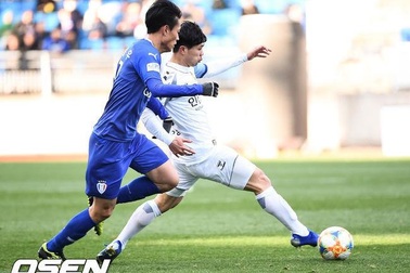 Báo Hàn Quốc khen ngợi màn trình diễn của Công Phượng trước Suwon