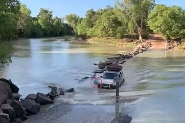 Lái xe băng qua khúc sông “tử thần”, chẹt lên lưng cá sấu
