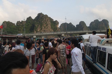 Vụ tàu “nhồi” khách gần gấp đôi: Chủ tịch tỉnh yêu cầu làm rõ trách nhiệm