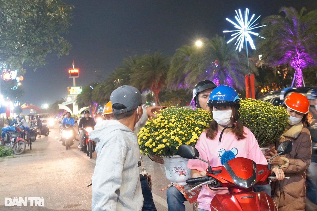 Tiểu thương chợ hoa chiều 30 Tết: Bán xả, bán lỗ, giá nào cũng bán - 10 Tiểu thương chợ hoa chiều 30 Tết: Bán xả, bán lỗ, giá nào cũng bán - 10