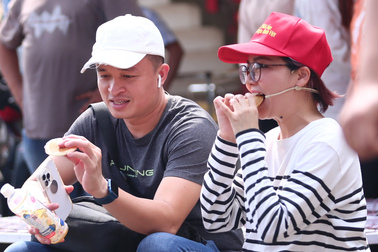 Cựu thành viên Mắt Ngọc được chồng bác sĩ hộ tống, xoa bóp tay ở hậu trường