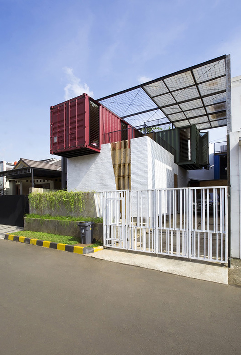 Biệt thự “không móng” làm từ 4 chiếc container độc đáo ở Indonesia - 1 Biệt thự “không móng” làm từ 4 chiếc container độc đáo ở Indonesia - 1
