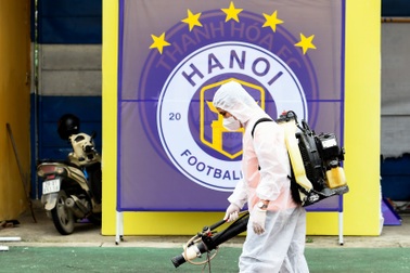 Sân Hàng Đẫy khử khuẩn, sẵn sàng đón 2000 khán giả