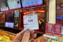 Giá vàng lập đỉnh 120 triệu đồng: Cửa tiệm "cháy hàng", có tiền cũng khó mua