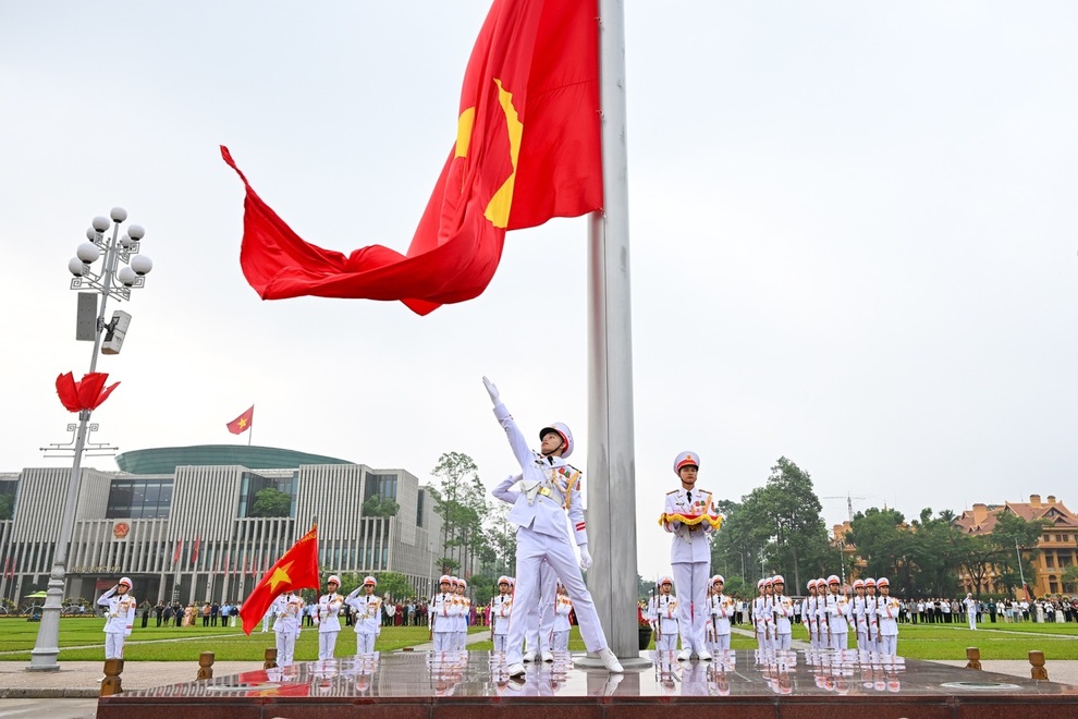 Lễ hạ cờ ở Quảng trường Ba Đình dưới cơn mưa tầm tã thu hút triệu lượt xem - 2