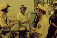 Người đàn ông say xỉn vờ... mắc đại tiện để trốn đo nồng độ cồn