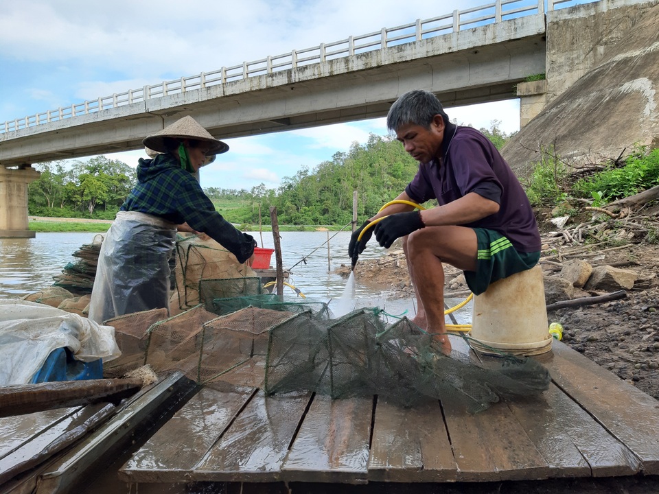 Cận cảnh cuộc sống mưu sinh trên sông Pơ Kơ - 3 Cận cảnh cuộc sống mưu sinh trên sông Pơ Kơ - 3