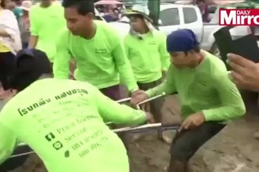 Xem người nông dân đua máy cày như lướt sóng biển