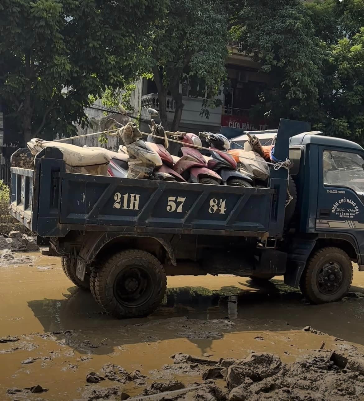 Xe máy hỏng la liệt sau lũ, người Hà Nội sửa miễn phí cho bà con Yên Bái - 3