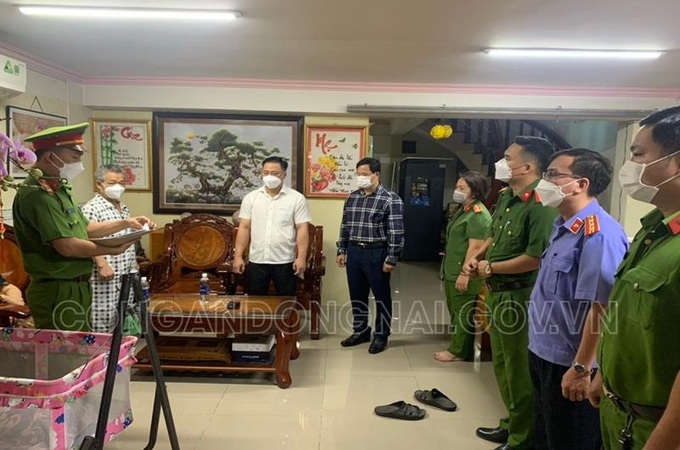 Lực lượng chức năng công bố lệnh bắt Võ Cao Cường Chủ tịch phường Tam Phước, TP Biên Hòa. (Ảnh: CA Đồng Nai).