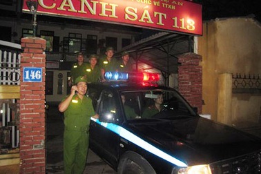 Cảnh sát phản ứng nhanh vượt lũ đưa dân đi… đẻ