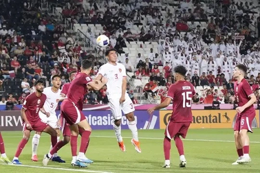Đội nhà thua đau Qatar, cổ động viên Indonesia chỉ trích trọng tài