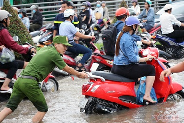 Công an Cần Thơ gò lưng giúp dân đẩy xe chết máy trong biển nước