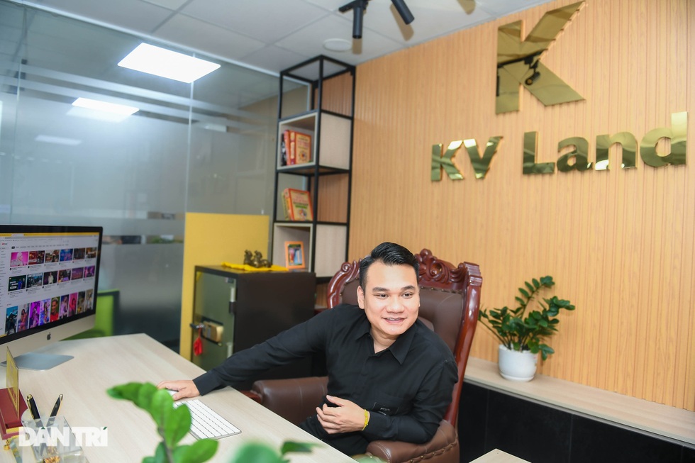 Khắc Việt: Từ quá khứ ăn mì tôm sống chạy show đến ông trùm bất động sản - 8 Khắc Việt: Từ quá khứ ăn mì tôm sống chạy show đến ông trùm bất động sản - 8