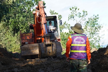 Gấp rút thông đường vào hiện trường tìm kiếm hơn 40 người bị vùi lấp