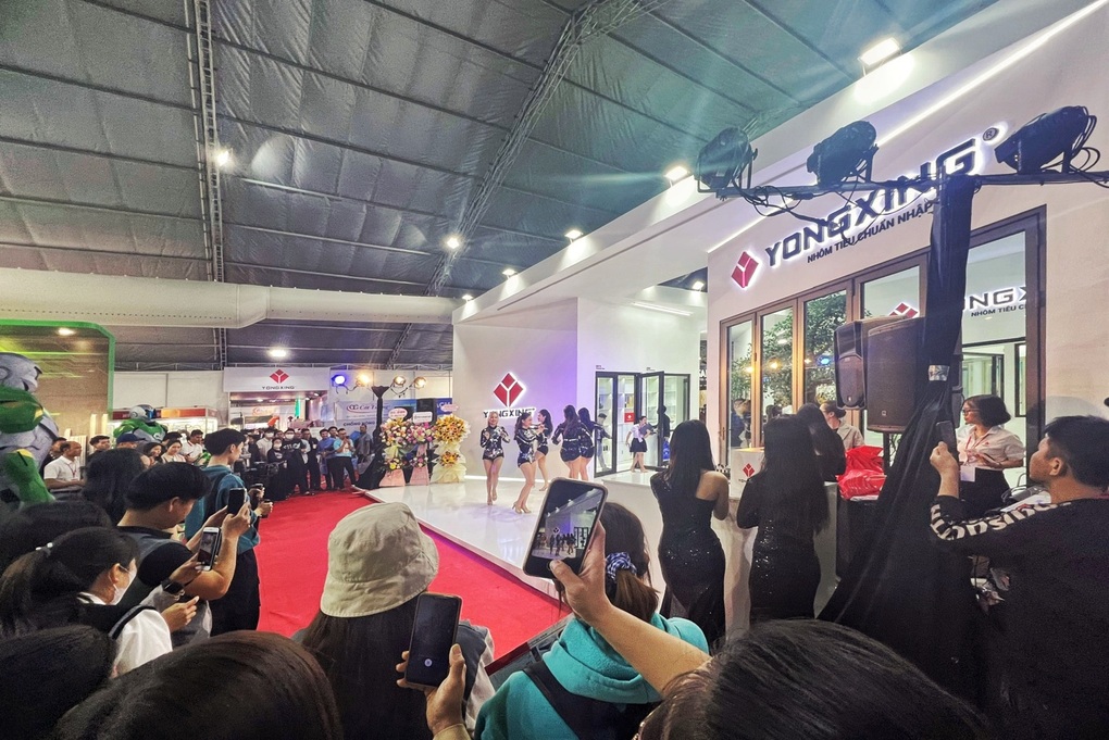 Nhôm Yongxing ra mắt cửa nhôm công nghệ fluorocarbon tại Vietbuild Hà Nội 2023 - 5 Nhôm Yongxing ra mắt cửa nhôm công nghệ fluorocarbon tại Vietbuild Hà Nội 2023 - 5